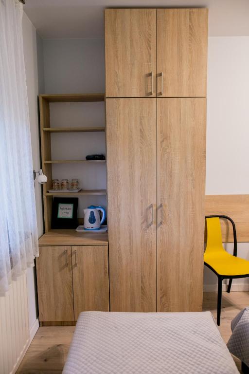 Kuchyňa alebo kuchynka v ubytovaní Eko Hotel Na Wierzynka & Park Pinokia