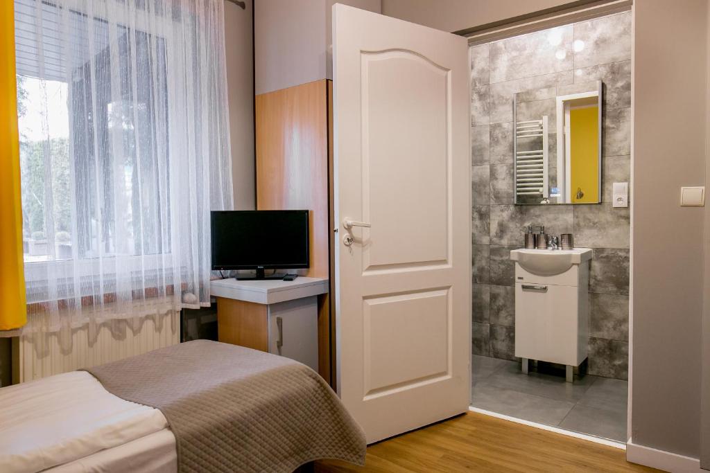 Televízia a/alebo spoločenská miestnosť v ubytovaní Eko Hotel Na Wierzynka & Park Pinokia