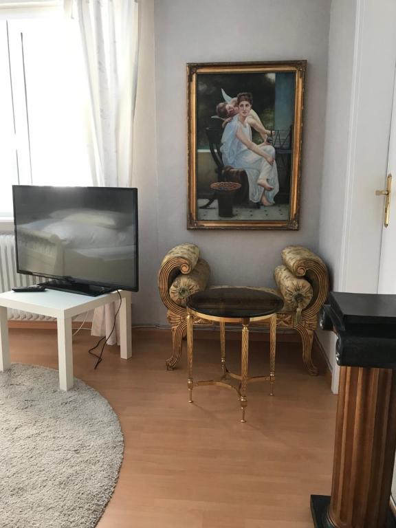TV a/nebo společenská místnost v ubytování Waldhotel Auerhahn "Hochkopfhaus"
