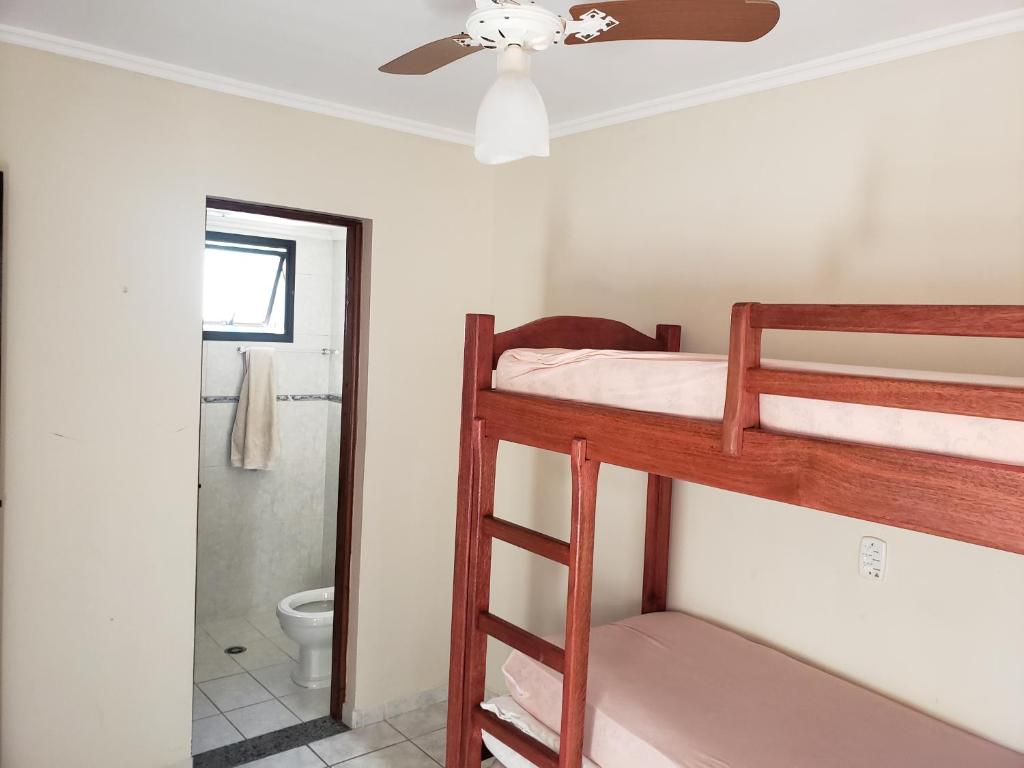 sypialnia z 2 łóżkami piętrowymi i łazienką w obiekcie Apartamento à 5min à pé da Praia w mieście Ubatuba