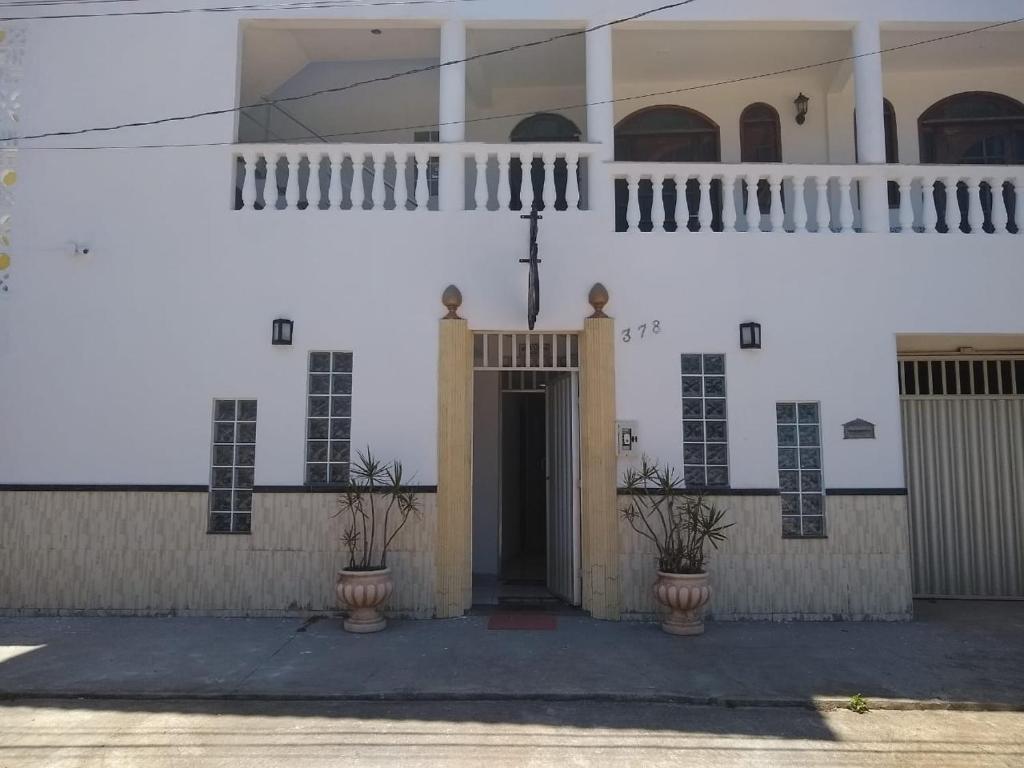 Biały budynek z krzyżem na górze w obiekcie Sonhos de sereia w mieście Ponta da Fruta