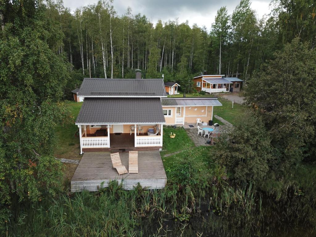 une vue aérienne sur une maison avec une terrasse dans l'établissement Verlan Satumaa, à Verla