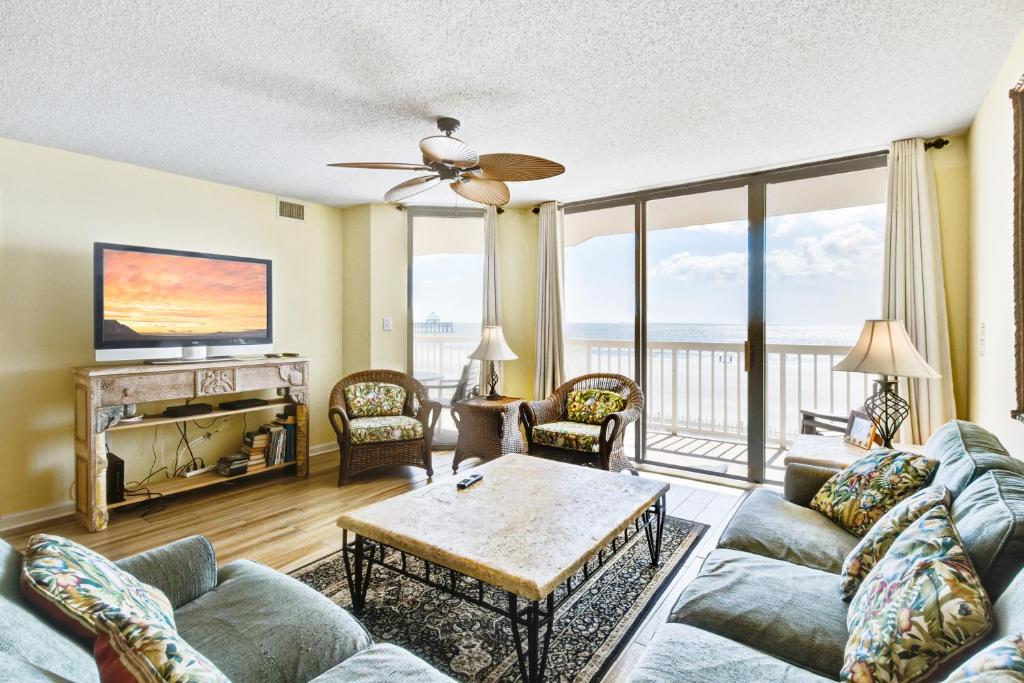 uma sala de estar com um sofá e uma mesa em Charleston Oceanfront Villas em Folly Beach