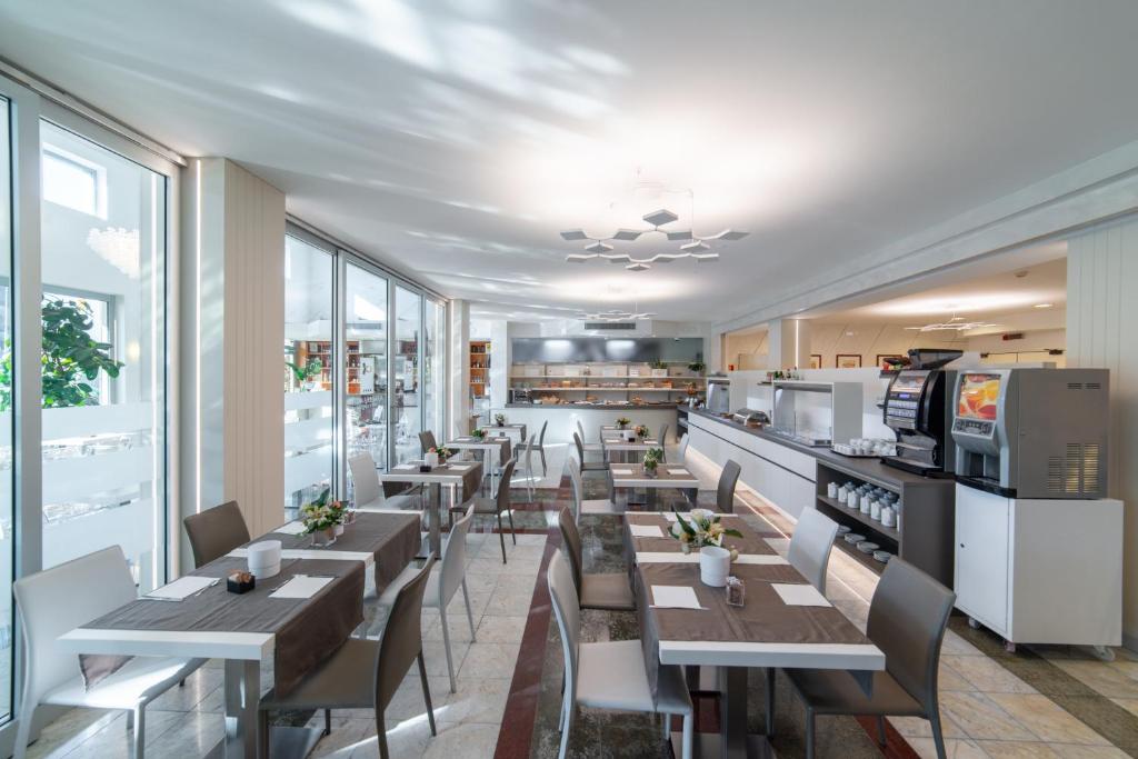 Kuchyň nebo kuchyňský kout v ubytování Alfa Fiera Hotel