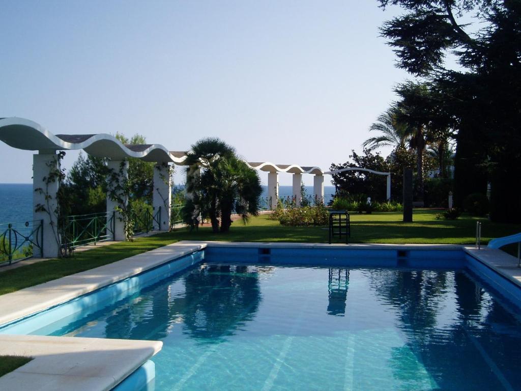 una piscina con vistas al océano en BarcelonaVacances-La Mansión, en Sant Pol de Mar