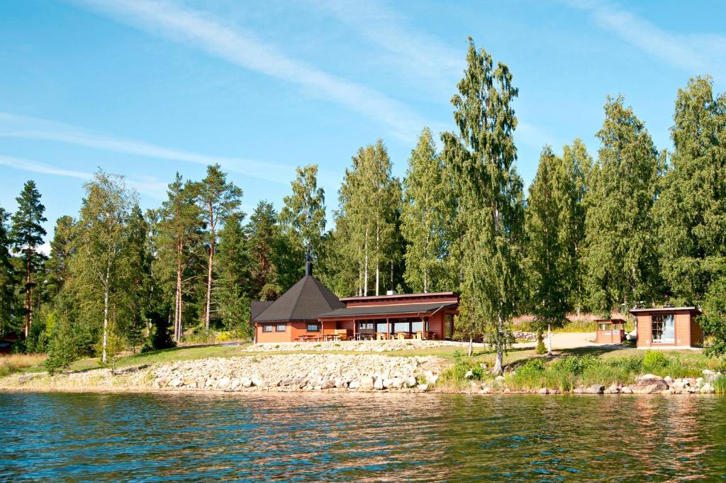 une maison sur la rive d'une masse d'eau dans l'établissement Hapimag Ferienwohnungen Punkaharju, à Punkaharju