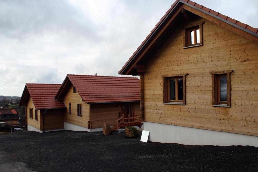 duas casas de madeira estão estacionadas uma ao lado da outra em Oberwald Chalets 1 em Schotten