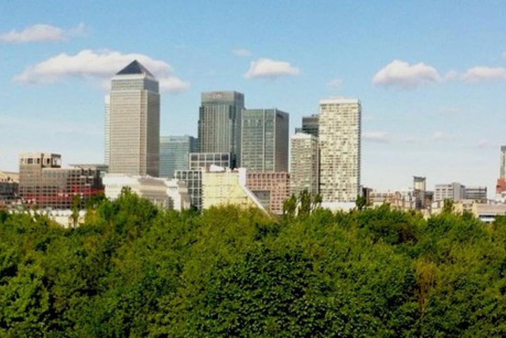 - une vue sur les toits de la ville avec de grands bâtiments dans l'établissement Lovely double bedroom in Rotherhithe, à Londres