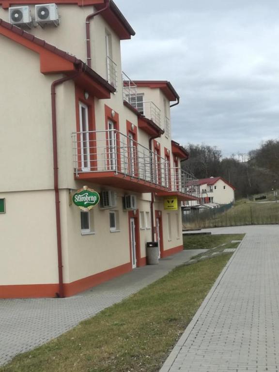 Budova, kde se kemp nachází