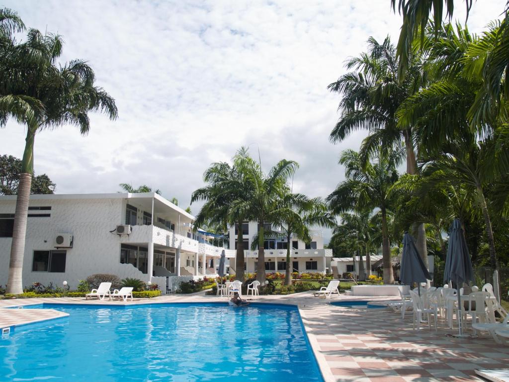 a view of the resort from the pool at Apartamento de Lujo en Tonsupa in Tonsupa