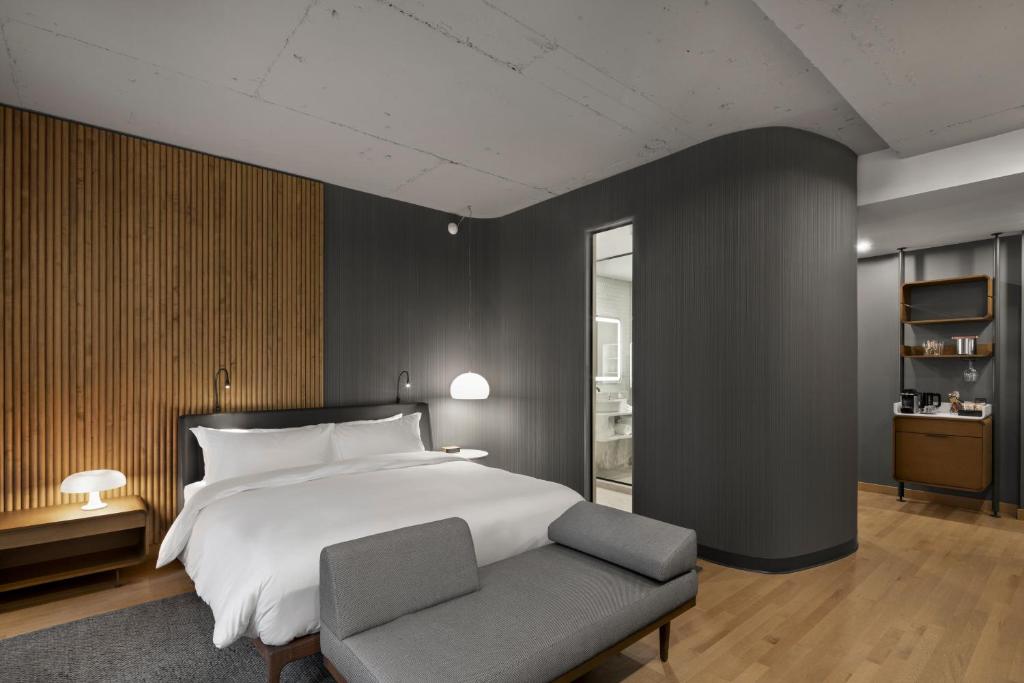 Postel nebo postele na pokoji v ubytování Hôtel Le Germain Montréal