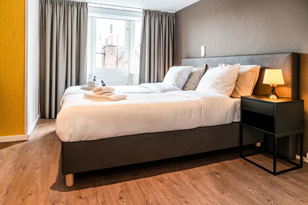 Een bed of bedden in een kamer bij Hotel Brasserie de Huifkar