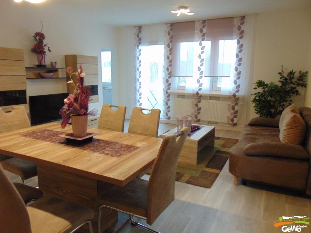 uma sala de estar com uma mesa de madeira e um sofá em Ferienwohnung "Ernst 1" em Gelenau
