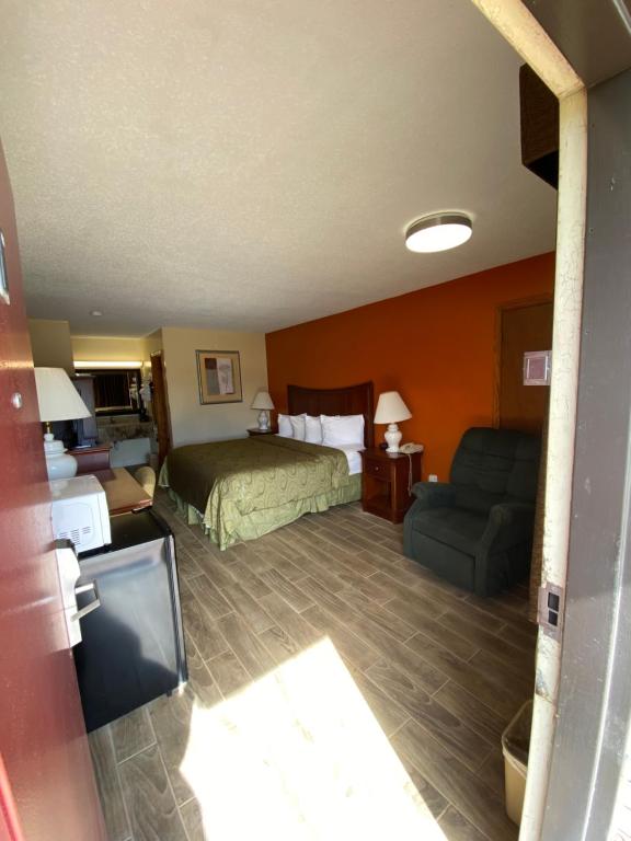Säng eller sängar i ett rum på Budget Host Inn - Baxley