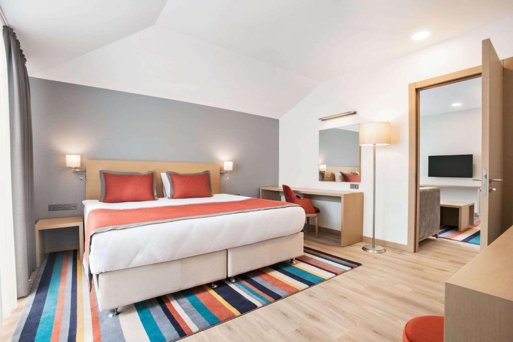 Postel nebo postele na pokoji v ubytování TRYP by Wyndham Ankara Oran
