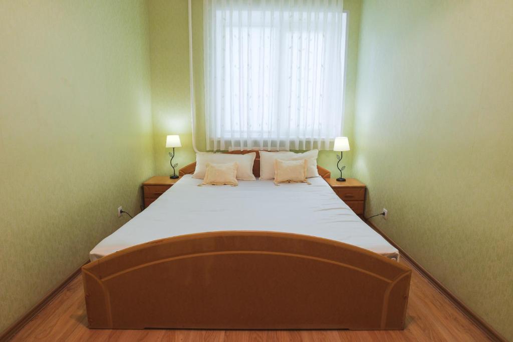 トリヤッチにあるApartment Vizaviのベッドルーム1室(大型ベッド1台、窓付)