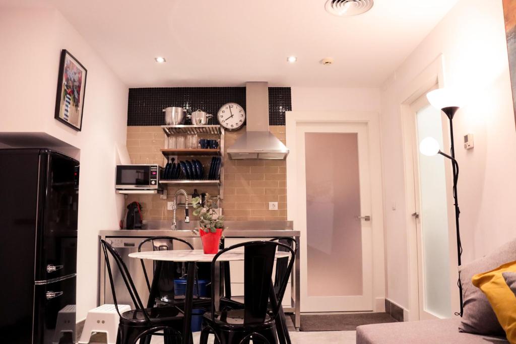 A kitchen or kitchenette at Urban House Siurot 33