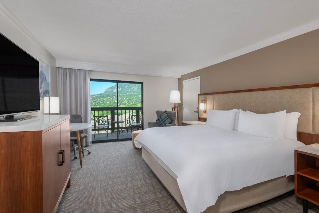 Postel nebo postele na pokoji v ubytování Cheyenne Mountain Resort, a Destination by Hyatt Hotels