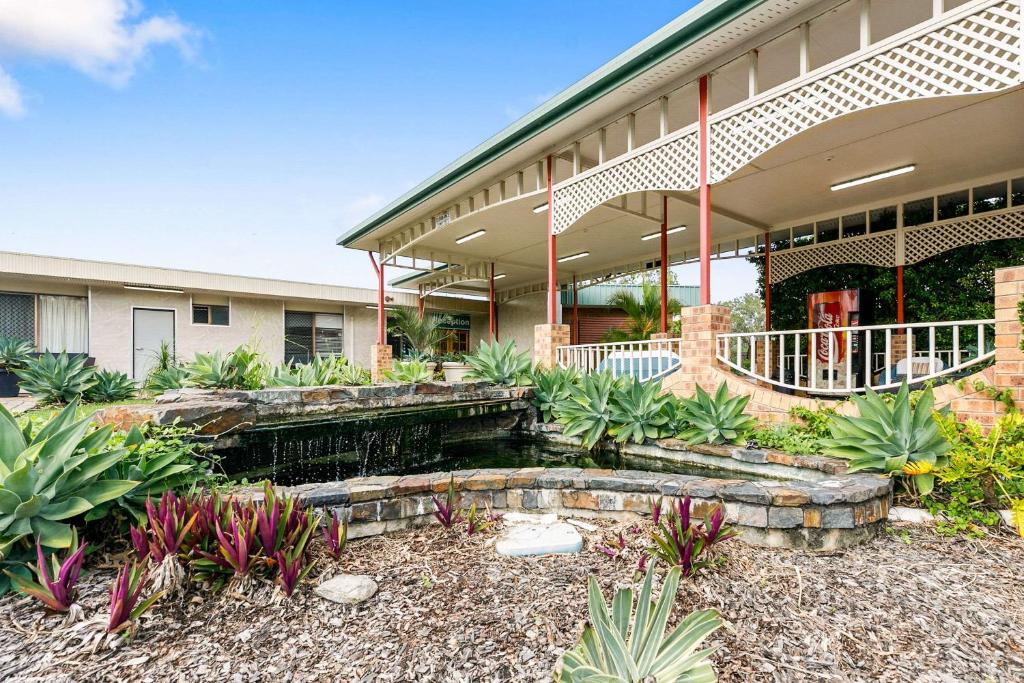 a building with a water fountain in front of it at Comfort Inn Parklands Calliope in Calliope