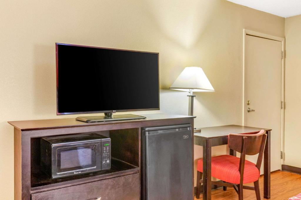 Kuchyň nebo kuchyňský kout v ubytování Econo Lodge Burlington I-40