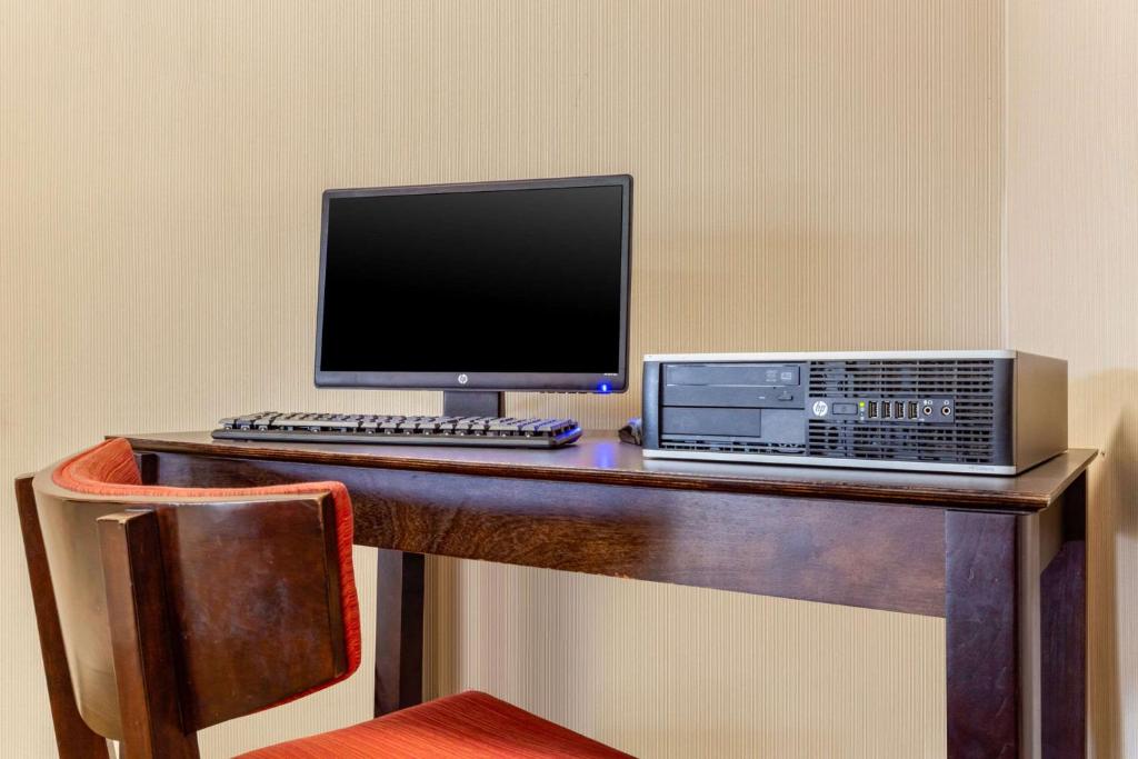 TV a/nebo společenská místnost v ubytování Econo Lodge Burlington I-40