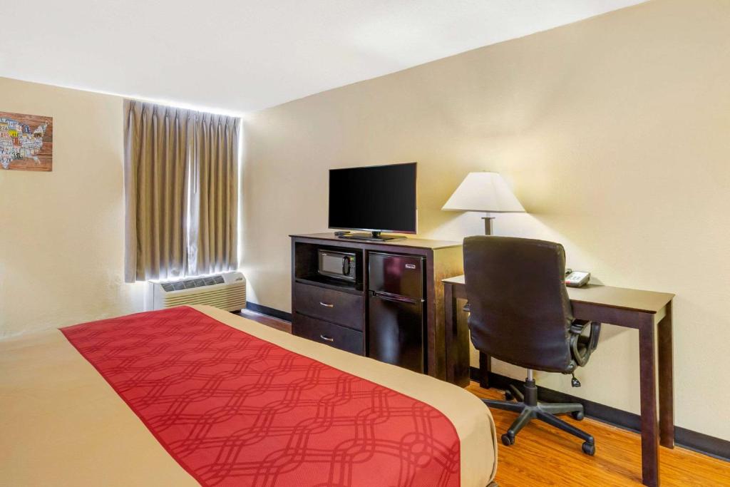 TV a/nebo společenská místnost v ubytování Econo Lodge Burlington I-40