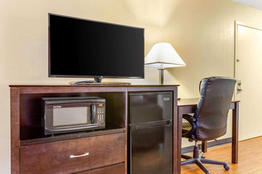 TV a/nebo společenská místnost v ubytování Econo Lodge Burlington I-40