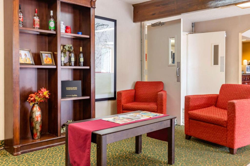 Posezení v ubytování Econo Lodge Burlington I-40