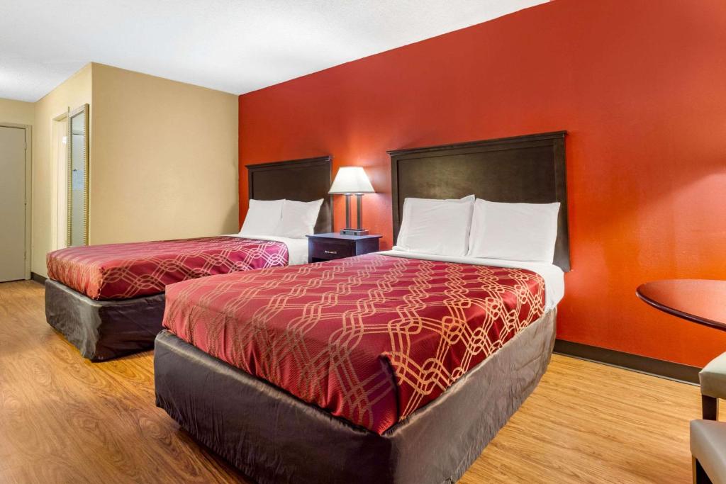 Postel nebo postele na pokoji v ubytování Econo Lodge Burlington I-40