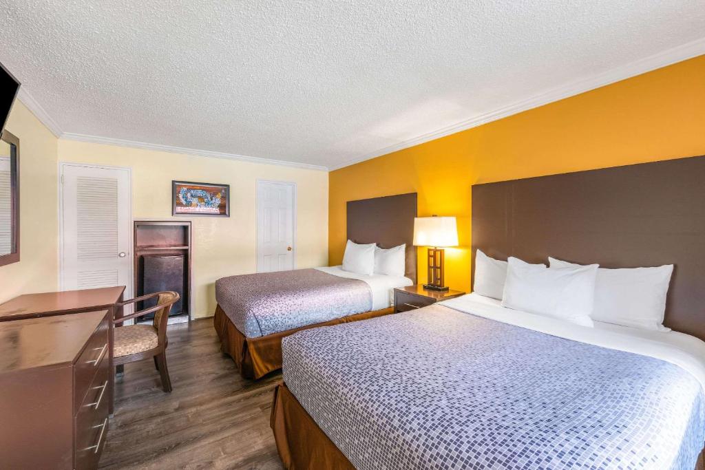 Letto o letti in una camera di Econo Lodge Beach and Boardwalk