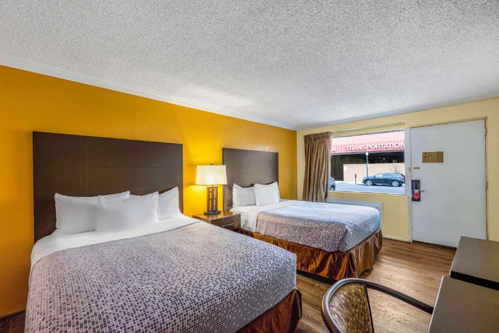Letto o letti in una camera di Econo Lodge Beach and Boardwalk