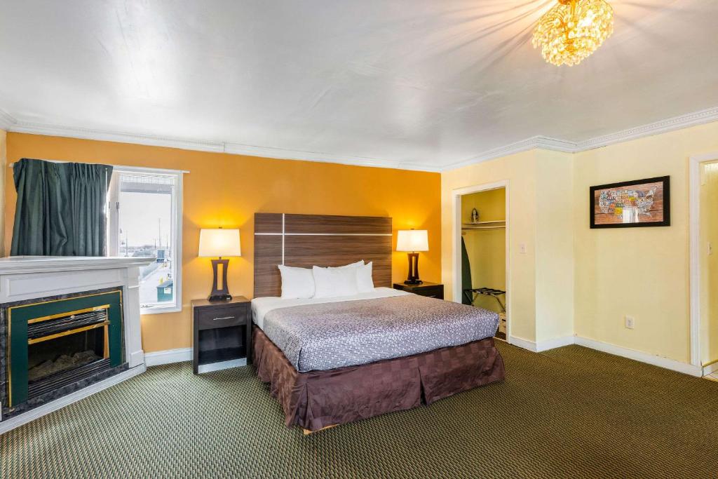 Letto o letti in una camera di Econo Lodge Beach and Boardwalk