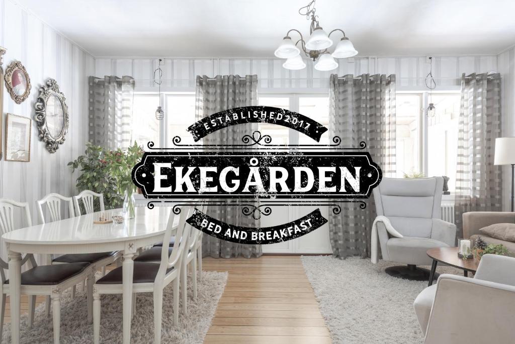 Villa Ekegården في Härryda: غرفة طعام مع علامة تقرأ المعجل