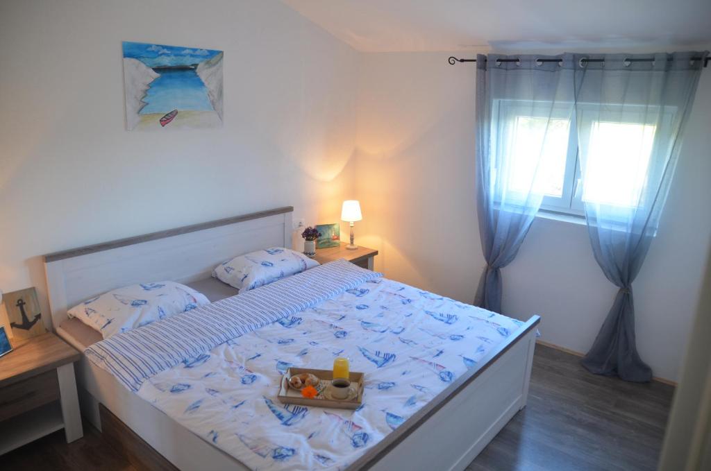 ein Schlafzimmer mit einem Bett mit Spielzeug darauf in der Unterkunft Donato Vrsi in Vrsi