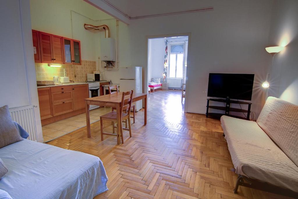 Kuchyň nebo kuchyňský kout v ubytování Pal's Hostel and Apartments