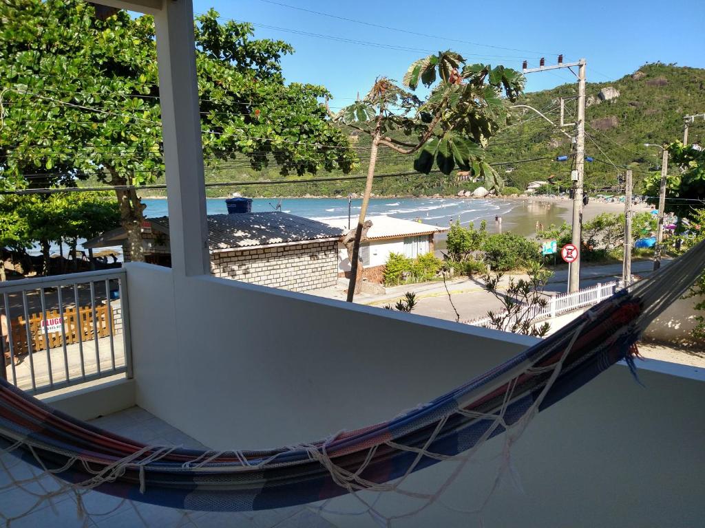 un balcón con hamaca y vistas a la calle en Casa Beira Mar Mariscal Superior, en Bombinhas