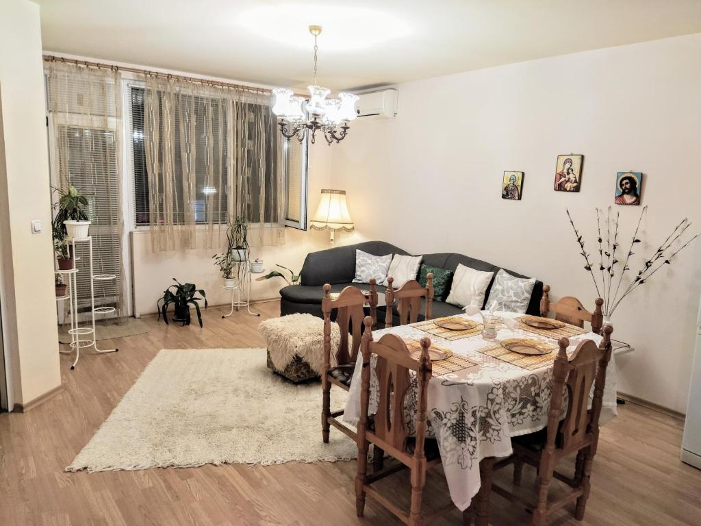 een woonkamer met een tafel en een bank bij Sweet Maria Blagoevgrad in Blagoevgrad