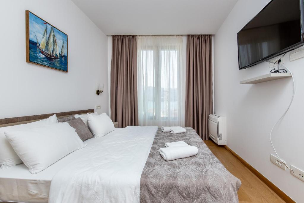 Un pat sau paturi într-o cameră la Apartments LORA in Apart-hotel