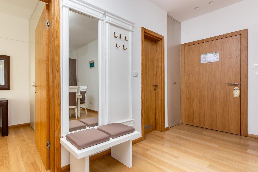Un pat sau paturi într-o cameră la Apartments LORA in Apart-hotel