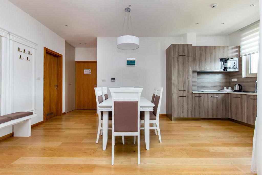 O bucătărie sau chicinetă la Apartments LORA in Apart-hotel