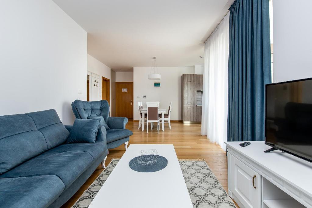 Un televizor și/sau centru de divertisment la Apartments LORA in Apart-hotel