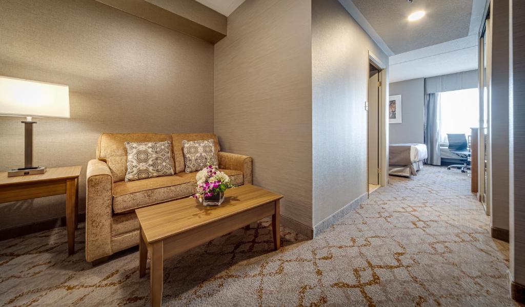 Istumisnurk majutusasutuses Monte Carlo Inn Vaughan Suites