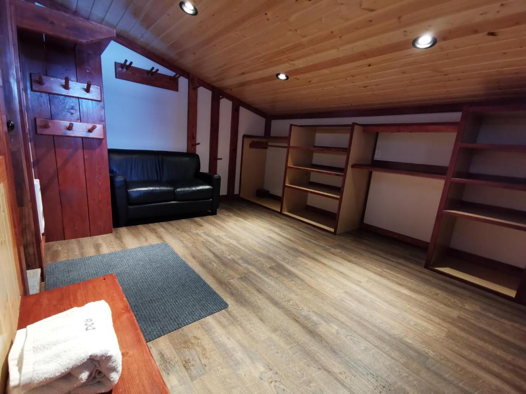 TV a/nebo společenská místnost v ubytování Cedar House Restaurant & Chalets