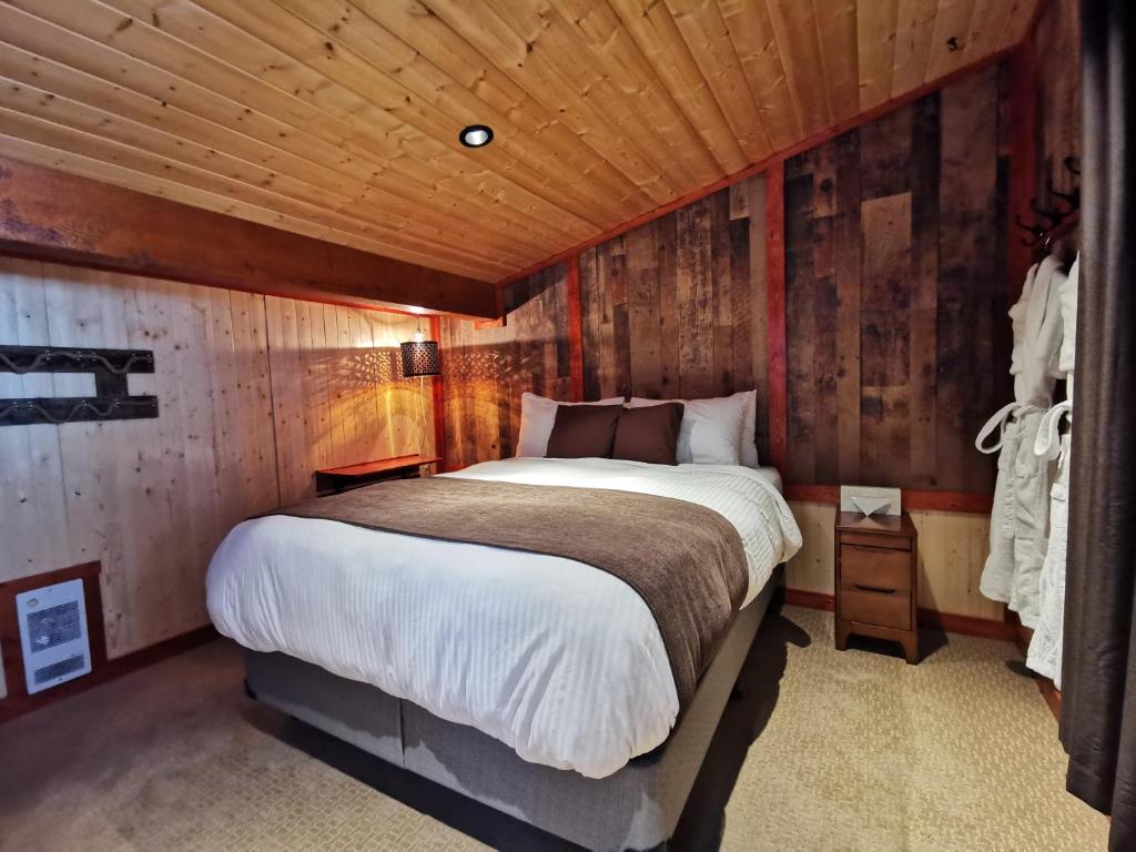 Postel nebo postele na pokoji v ubytování Cedar House Restaurant & Chalets