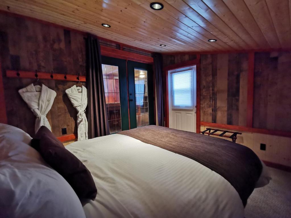 Postel nebo postele na pokoji v ubytování Cedar House Restaurant & Chalets