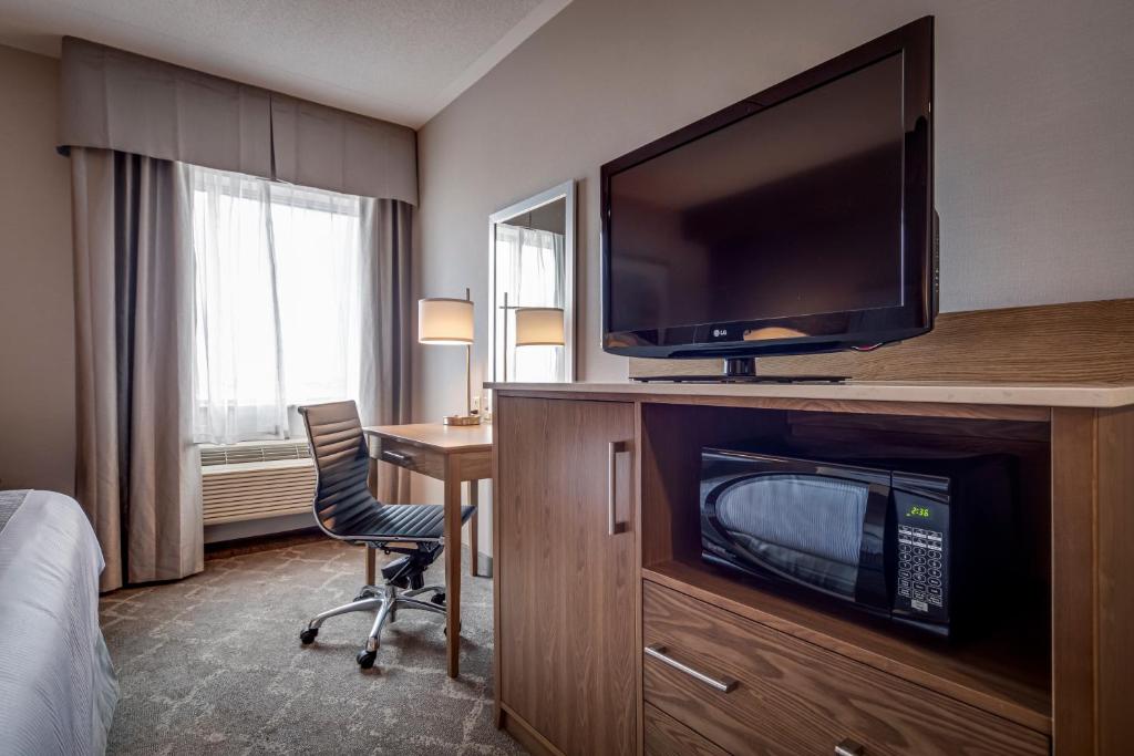 Televiisor ja/või meelelahutuskeskus majutusasutuses Monte Carlo Inn Vaughan Suites