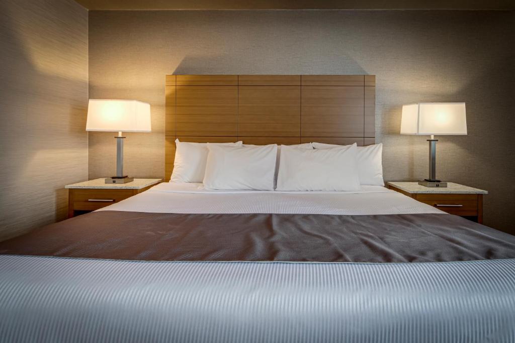 Voodi või voodid majutusasutuse Monte Carlo Inn Vaughan Suites toas