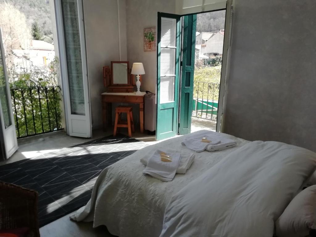 מיטה או מיטות בחדר ב-Appartement St Martin du Canigou