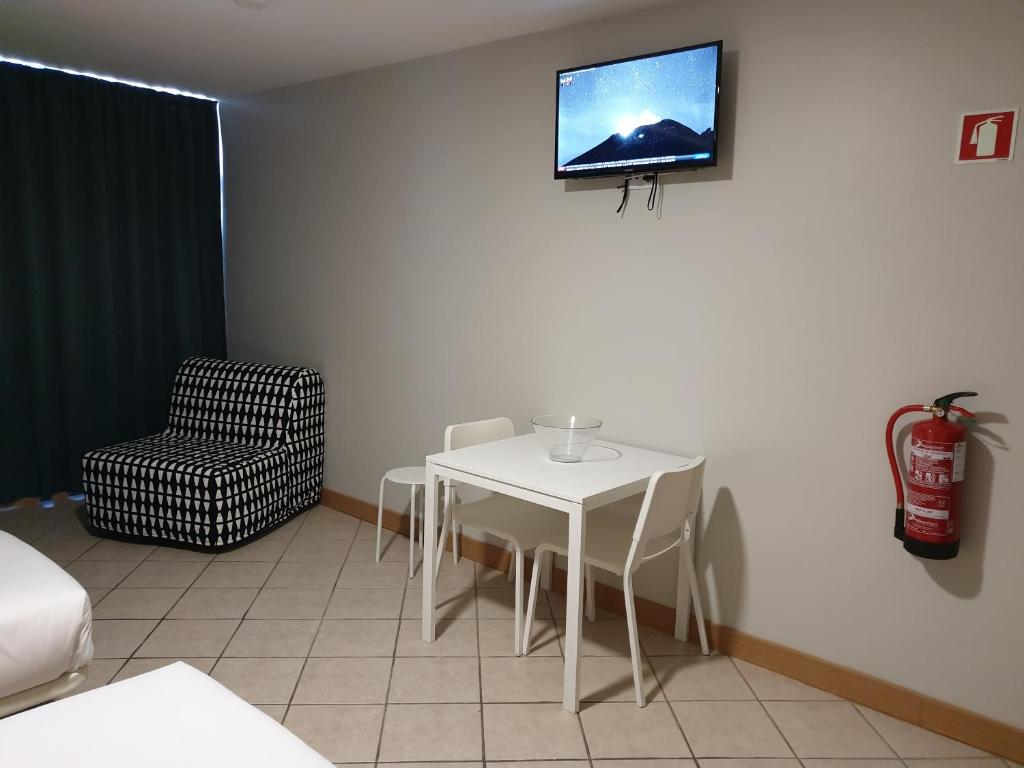 Habitación con mesa blanca y silla en Tarik by Atlantichotels - AL, en Portimão