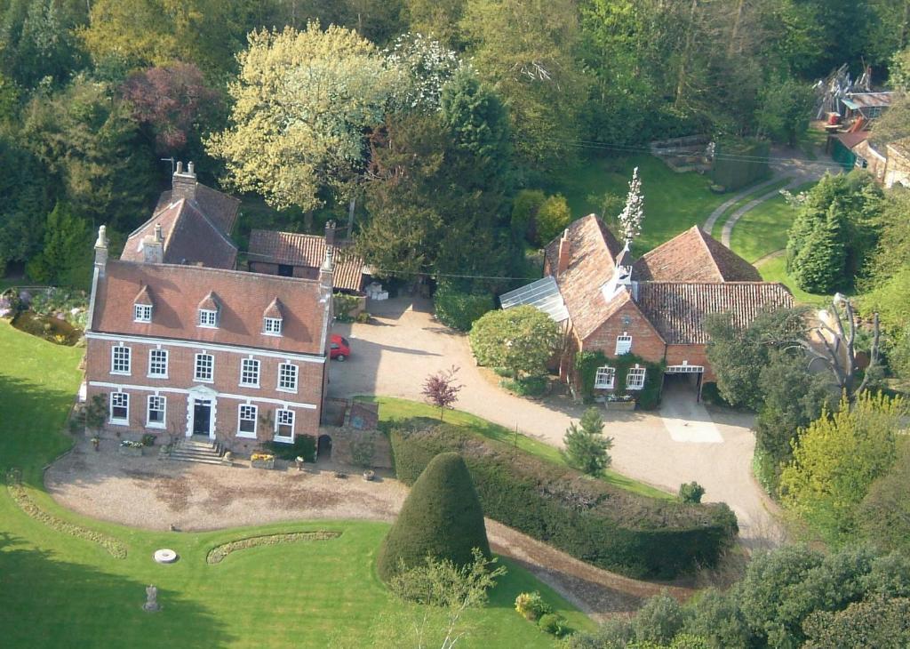 een luchtfoto van een groot huis in een veld bij Brackenborough Hall Coach House - Saddle Room in Louth